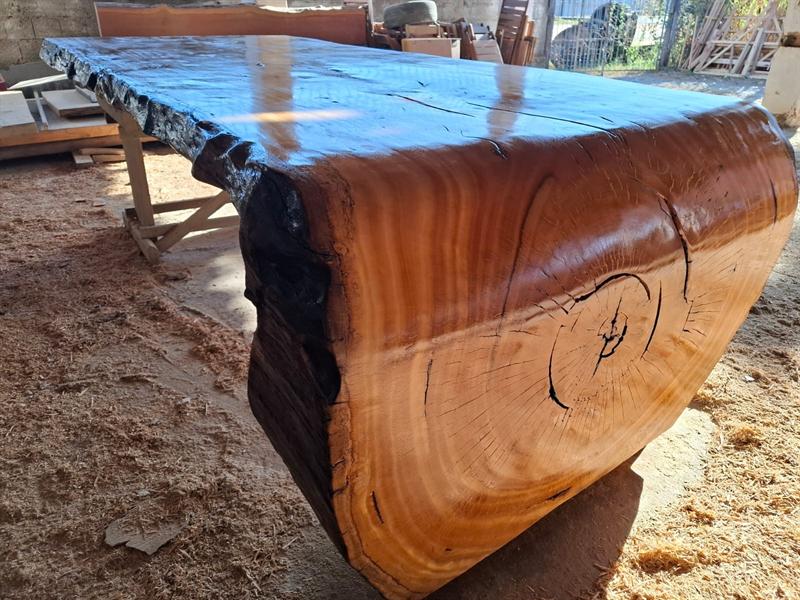 Ateliê da Arteem Madeira com marceneiro artesão trabalhando em bancada de madeira
