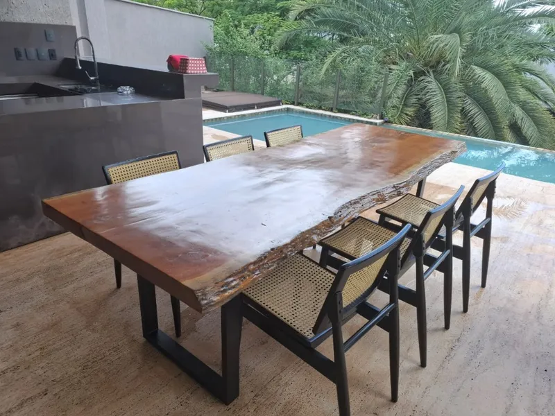 Mesa de jantar rústica com cadeiras entregue em área de lazer externa