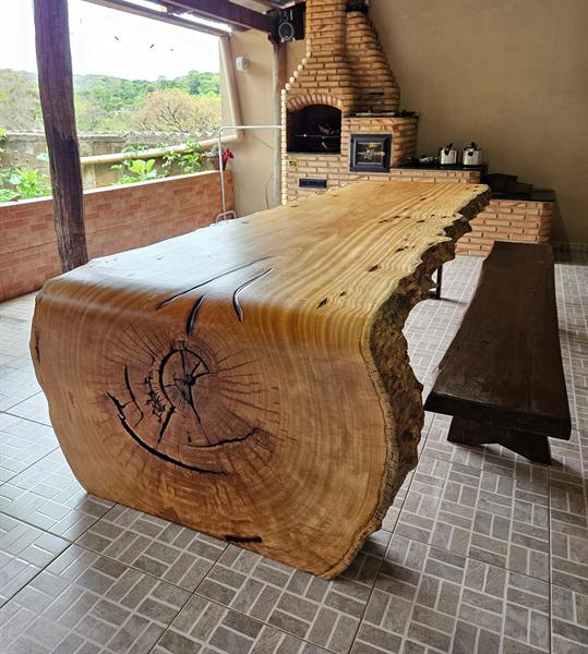 Mesa rústica entregue pela Arteem Madeira em varanda aconchegante