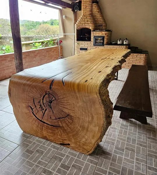 Mesa rústica entregue pela Arte em Madeira em varanda aconchegante
