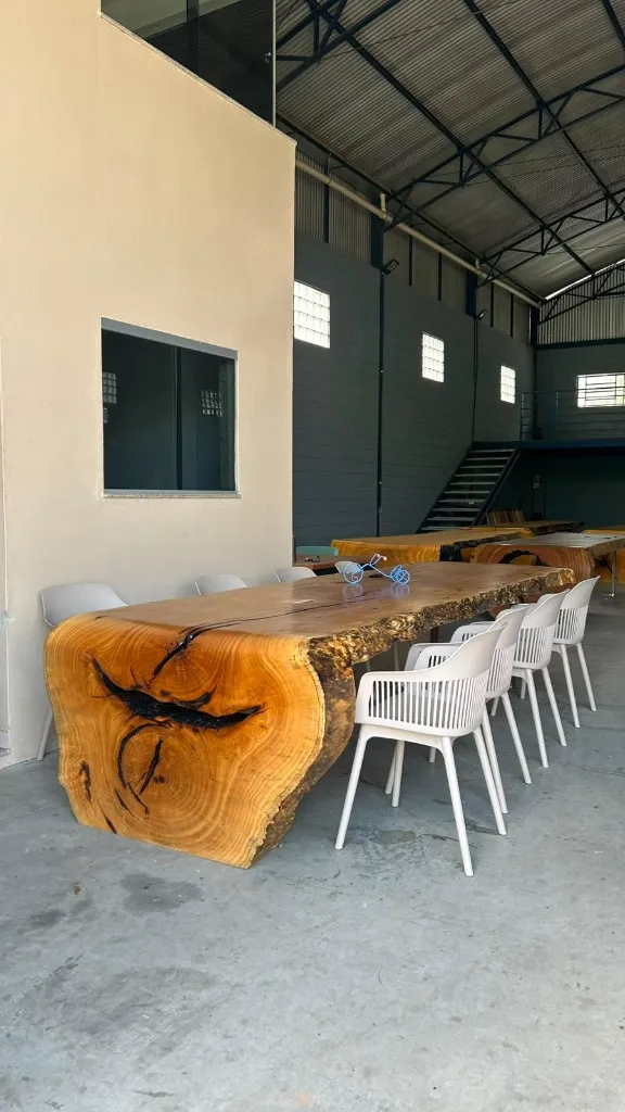 Mesa rústica de tronco vivo com borda orgânica e acabamento refinado