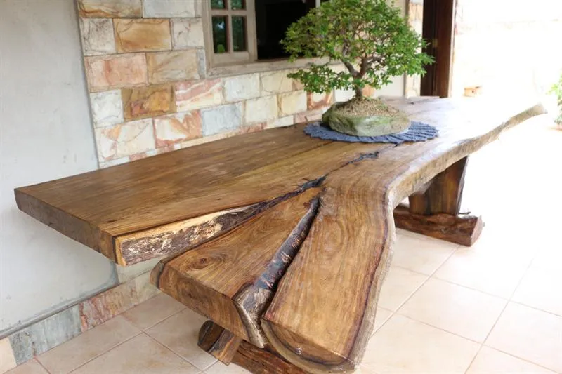 Mesa Rústica em madeira maciça com detalhes únicos – Arte em Madeira